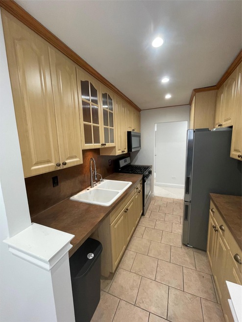 Heritage House East unit 6E, Howard Beach, NY 11414 - photo 1