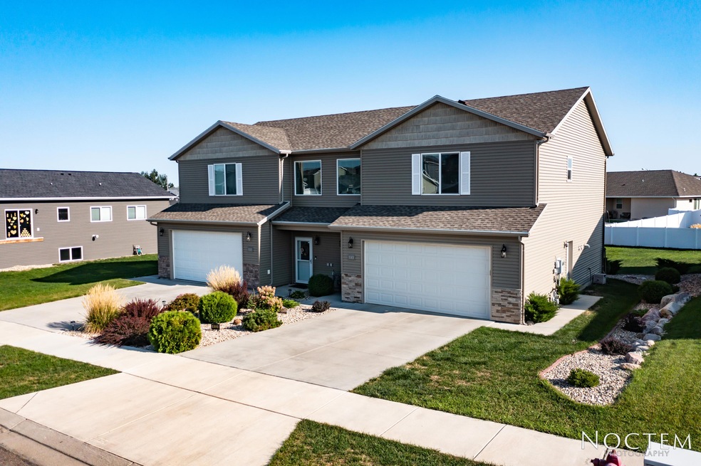 933 Calvert Dr-8