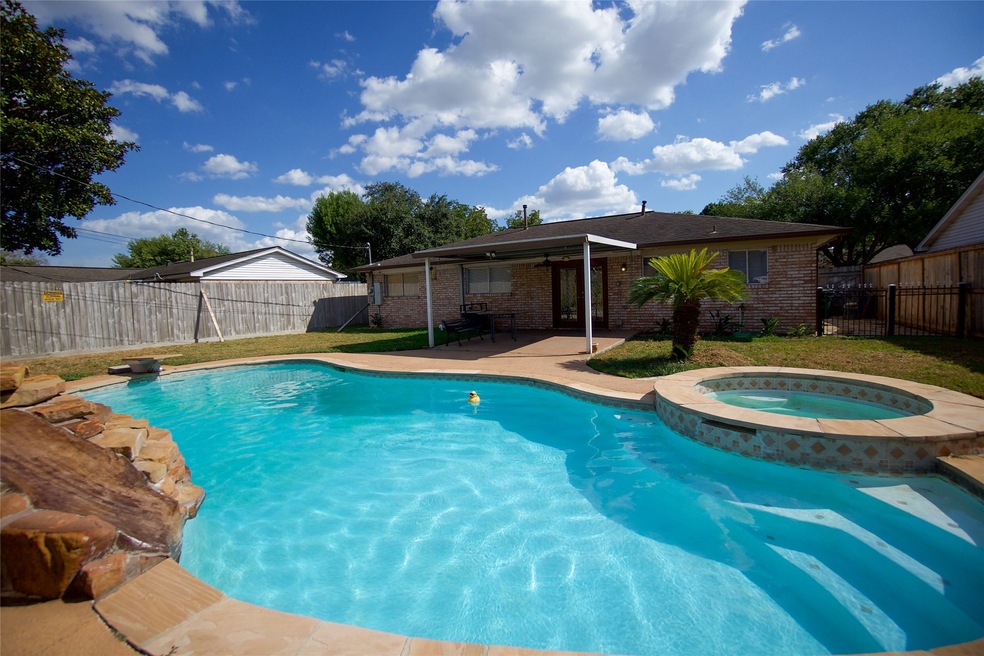 1118 Twin Falls Rd, Houston, TX 77088 - photo 1