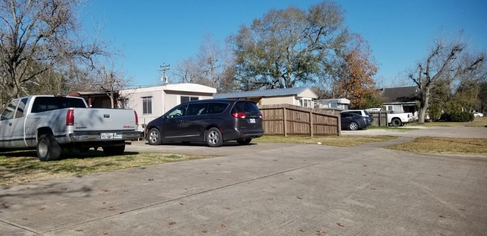 1406 4th St, Rosenberg, TX 77471 - photo 1