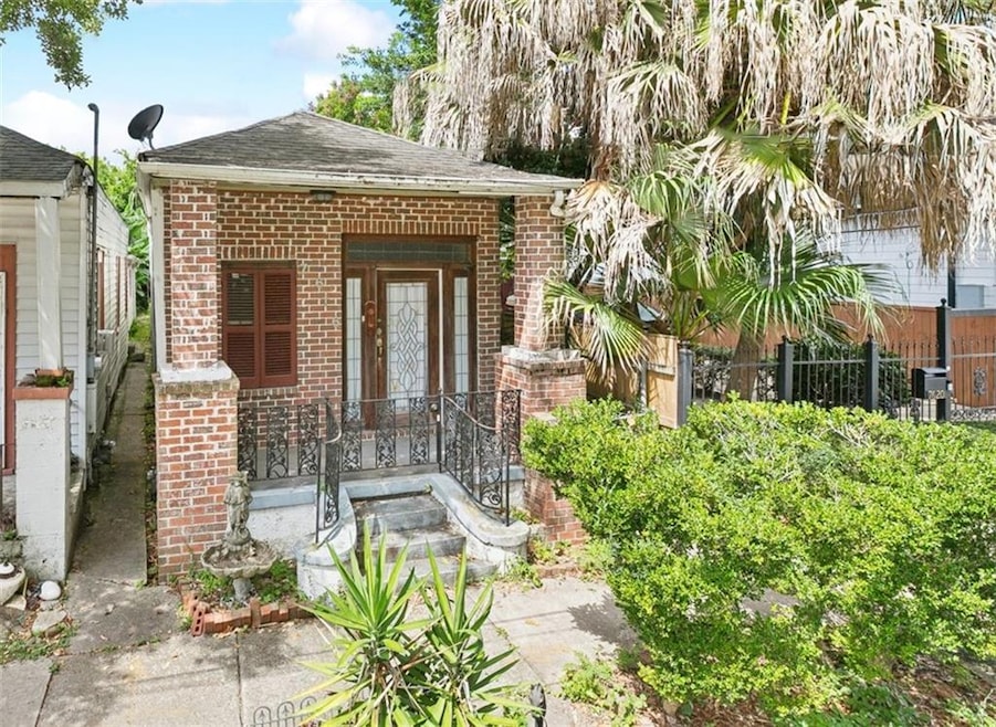 7616 Benjamin St, New Orleans, LA 70118 - photo 1