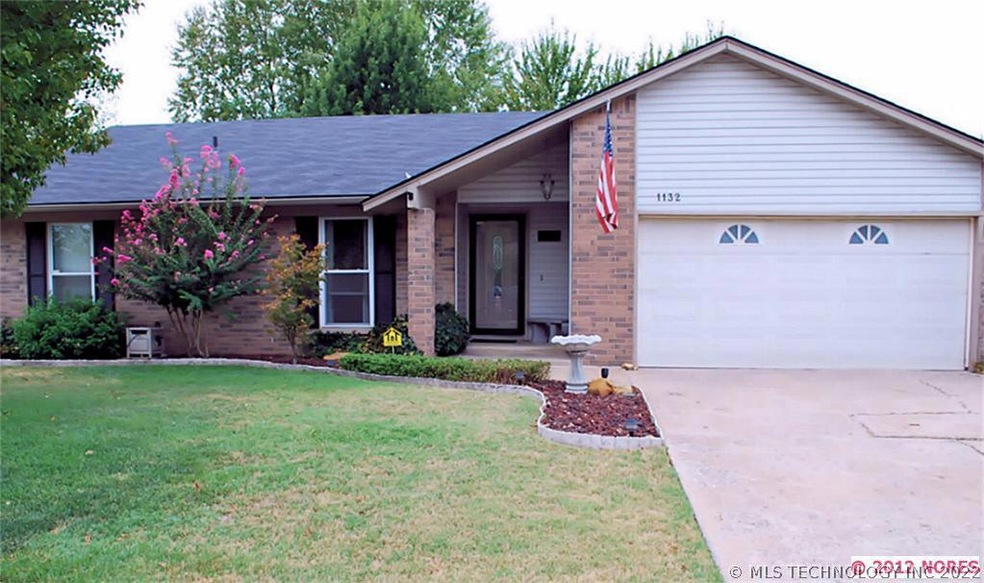 This beautiful home sits on a corner lot!!! Welcom