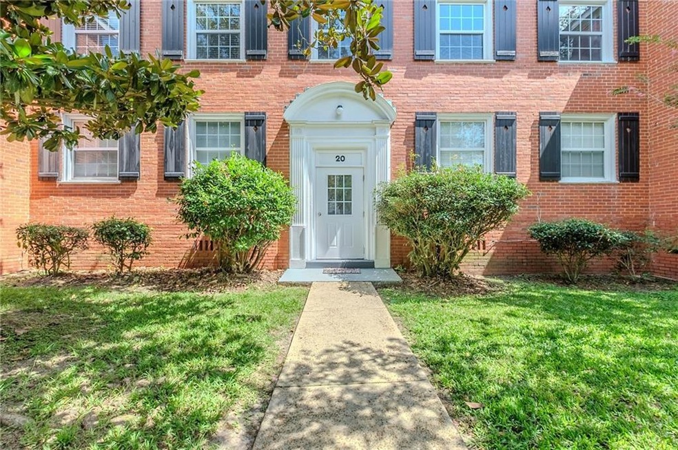Entrance to property featuring a yard