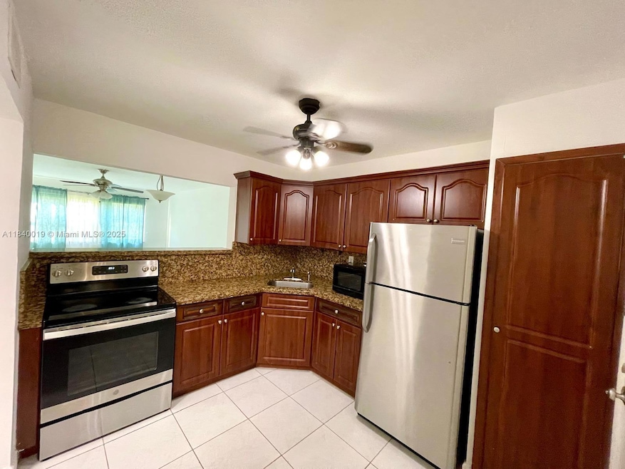 1540 NE 191st St unit 102, Miami, FL 33179 - photo 1