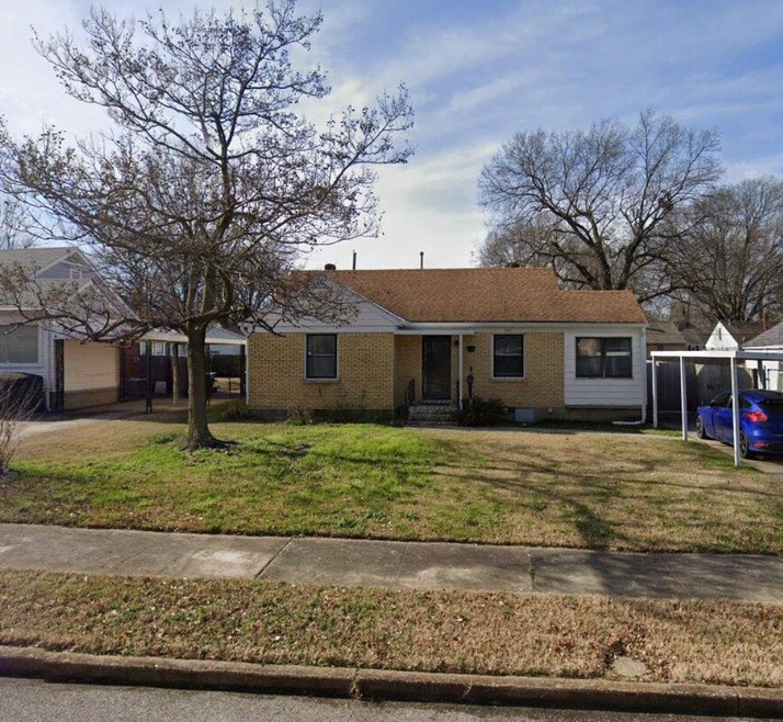 View of front facade featuring a front yard