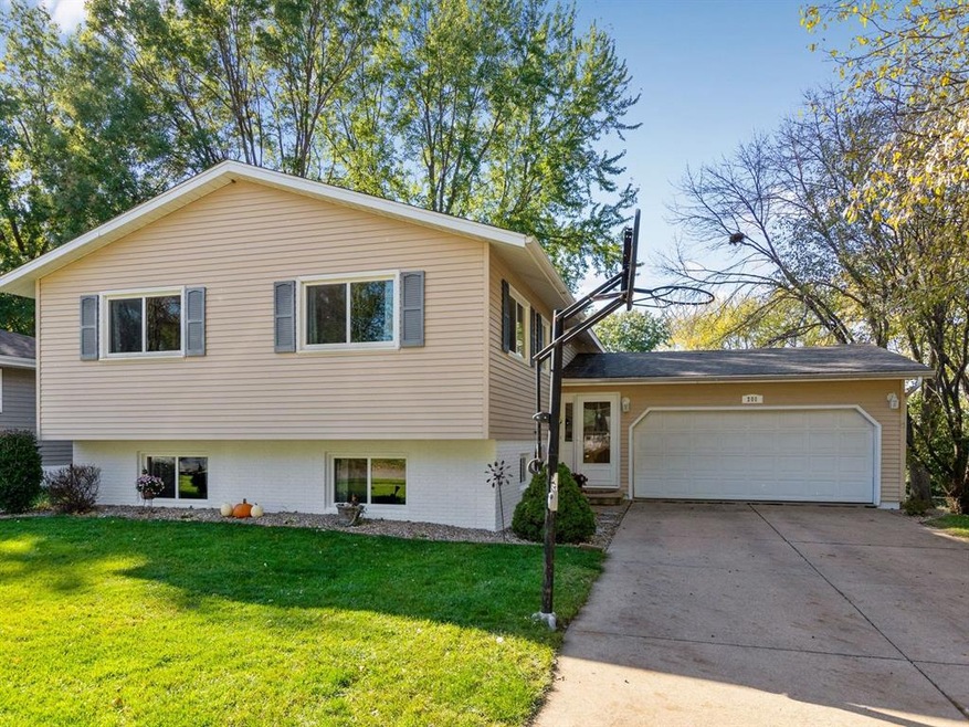 208 31st St NW, Cedar Rapids, IA 52405 - photo 1