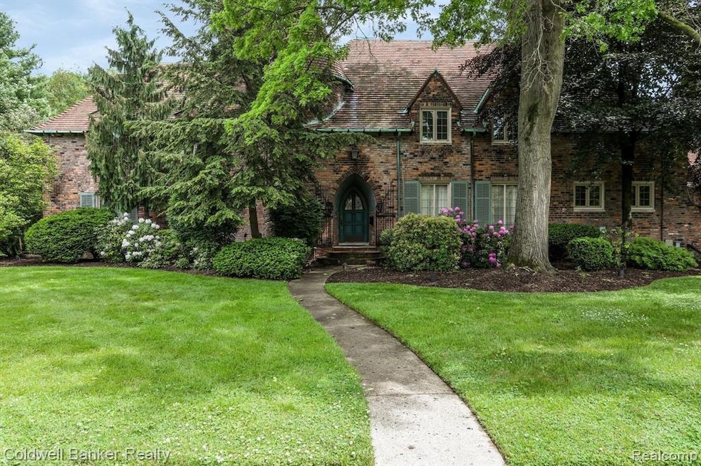 2-web-or-mls-166 Ridge Road Grosse Pointe Farms000