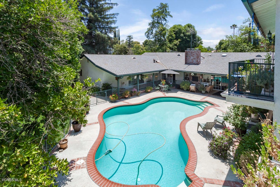 Oxnard Backyard balcony