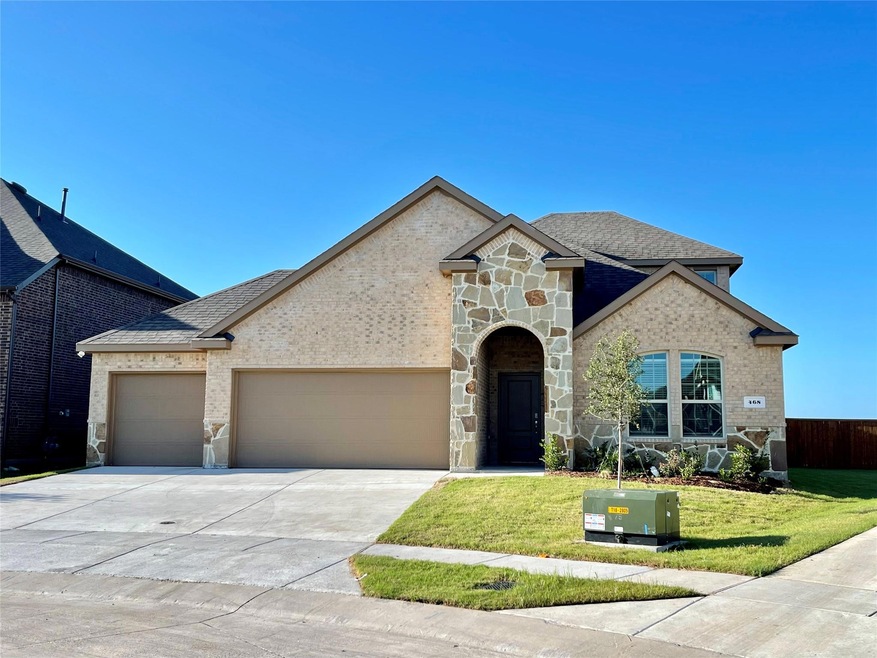 View of front facade featuring a front yard