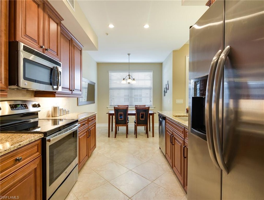 Upgraded Kitchen Cabinets w/Crown Top
