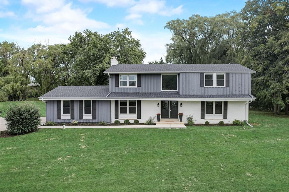 10453 N Circle Rd, Mequon