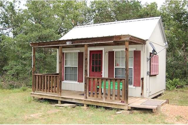 Camphouse Cabin with electricity.  Well insulated,