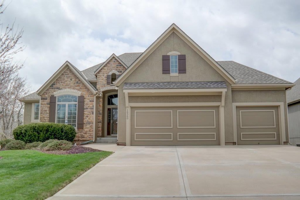 Stone & Stucco Front w/3 car garage