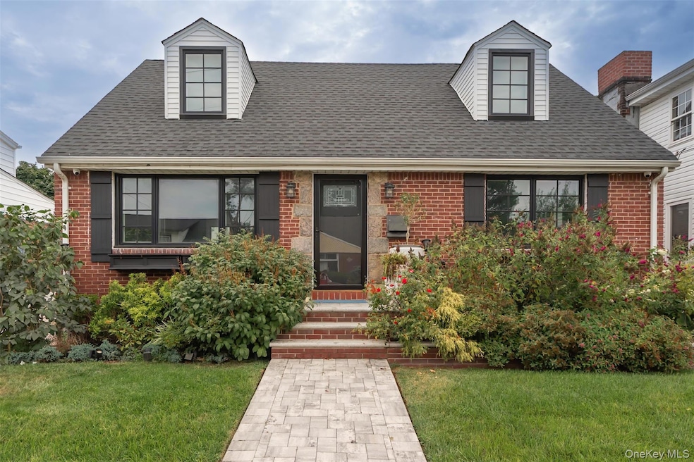 12043 194th St, Saint Albans, NY 11412 - photo 1