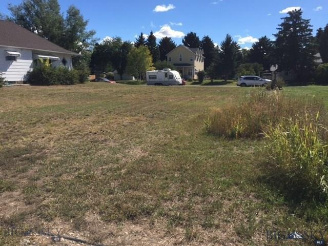 Great city lot w/ Garage