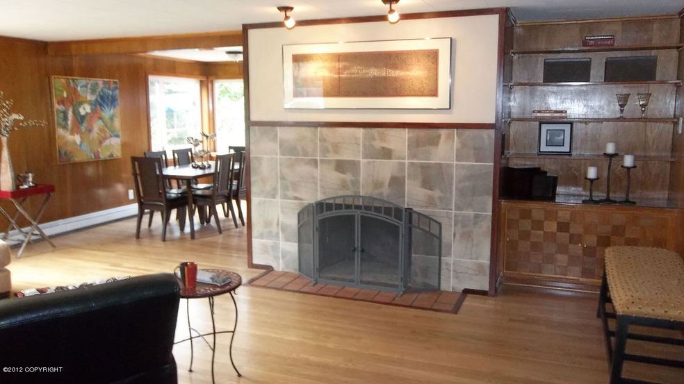 Inviting open living/dinig rooms