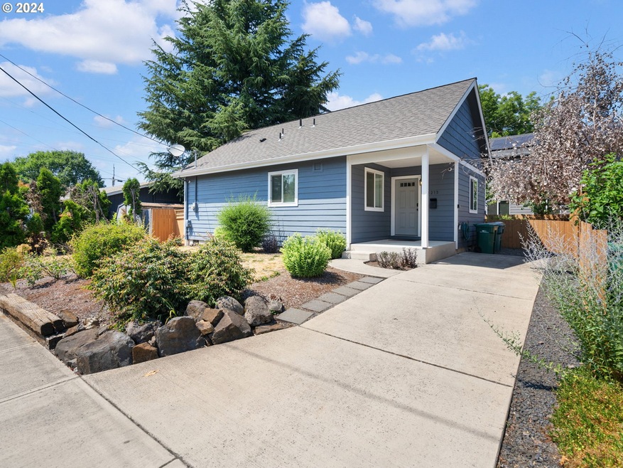 1213 E 9th St, Newberg, OR 97132 - photo 1