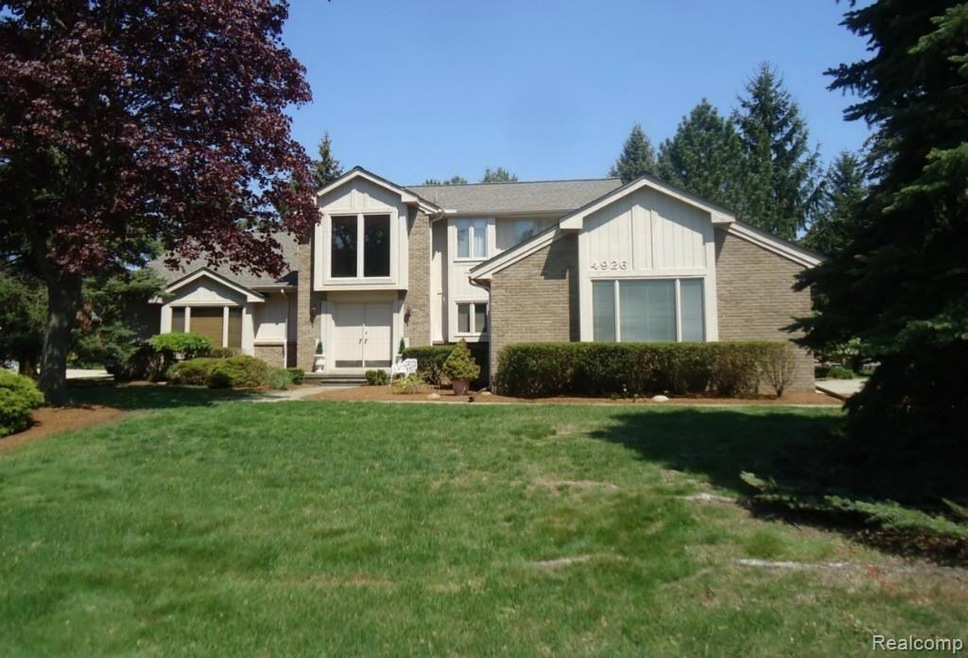 4926 Oak River Dr, Troy, MI 48098 - photo 1