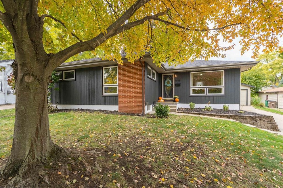 548 29th St, West Des Moines, IA 50265 - photo 1