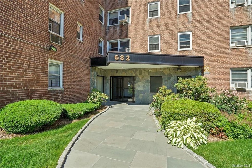 Tuckahoe Terrace unit 6G, Yonkers, NY 10710 - photo 1