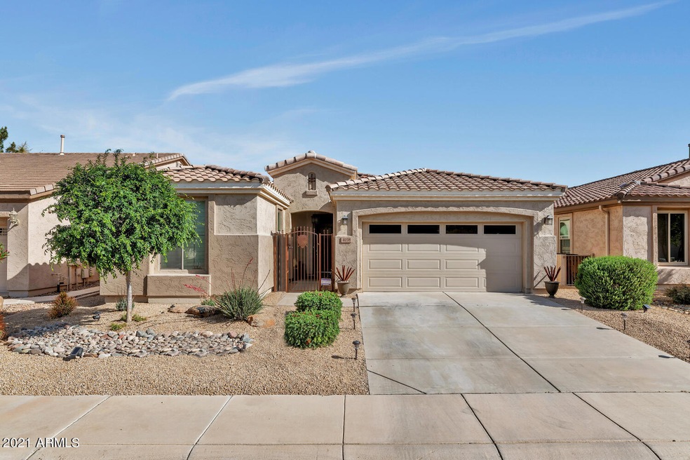 4038 E Lodgepole Dr-large-002-009-4038 E
