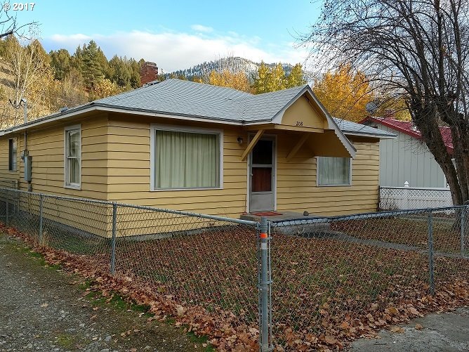 208 N Humbolt St, Canyon City, OR 97820 - photo 1
