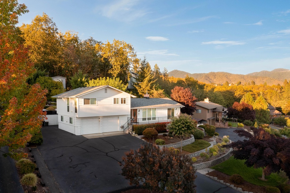 1740 NW Crescent Dr, Grants Pass, OR 97526 - photo 1