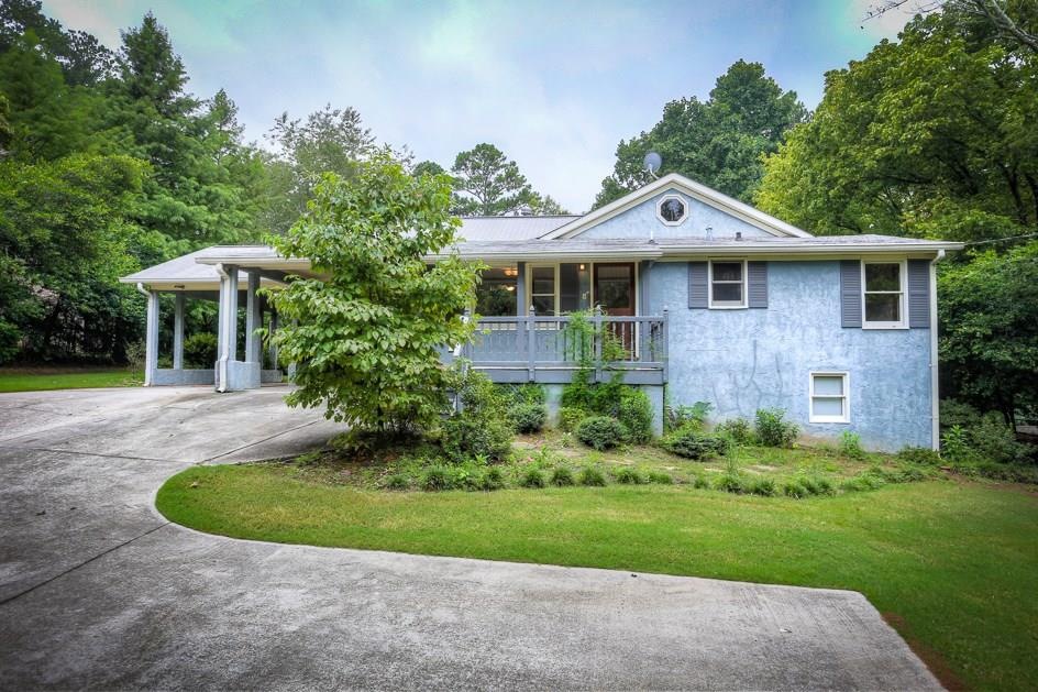 Ranch home located in Berkeley Lake!