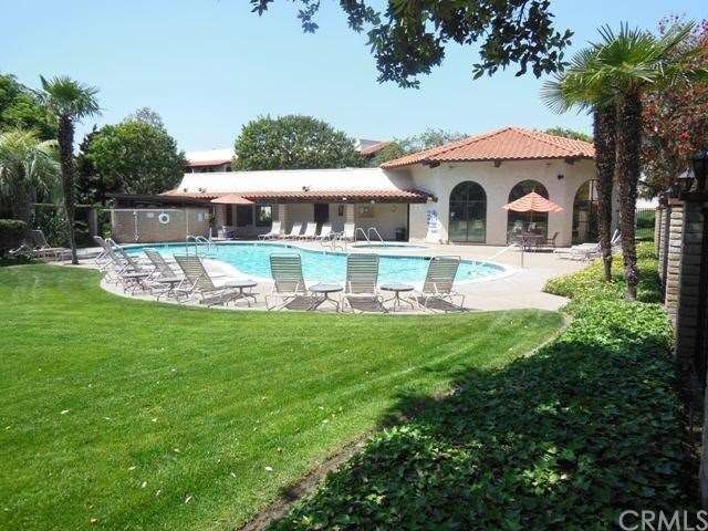 Resort Living at Manana Townhomes! Lush grounds su