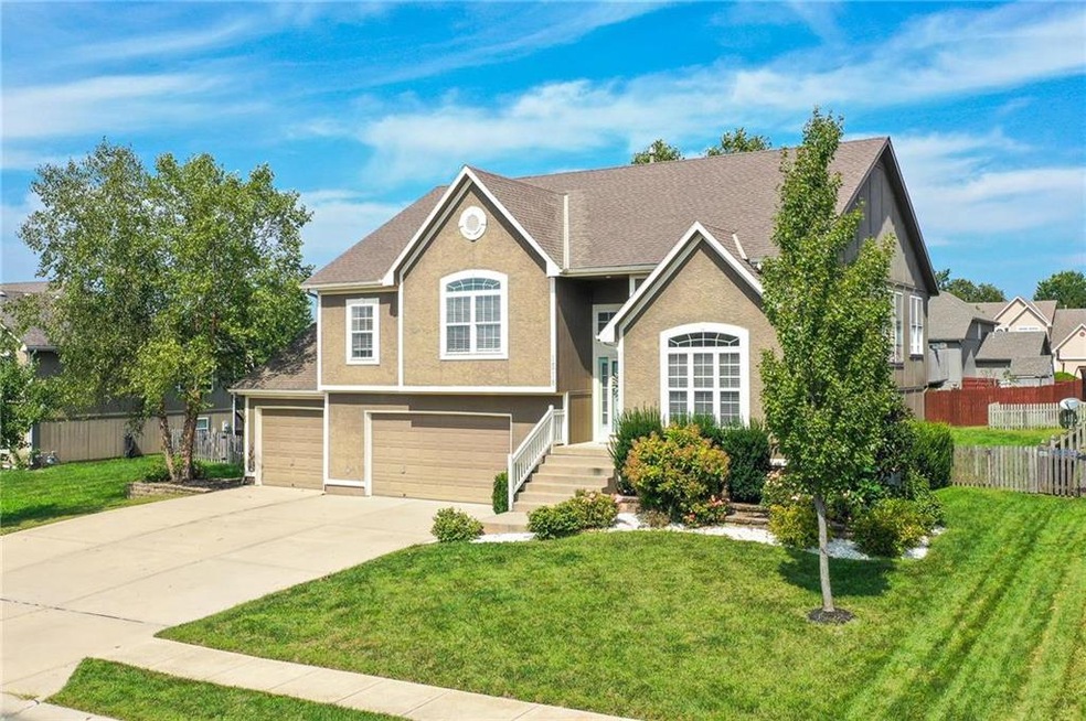 1518 Saddlebrook Rd, Raymore, MO 64083 - photo 1