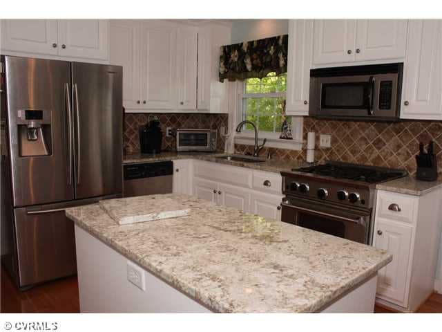 Kitchen - Totally renovated kitchen with granite, 