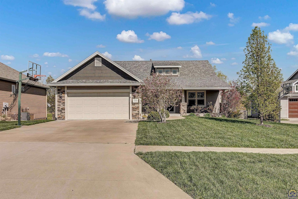 2820 SW Sherwood Park Dr, Topeka, KS 66614 - photo 1