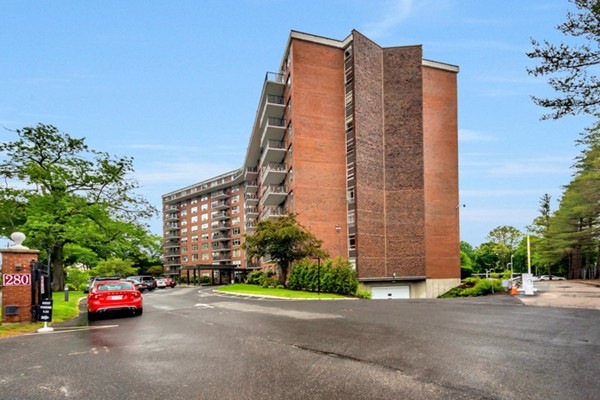 Imperial Towers unit 116, Chestnut Hill, MA 02467 - photo 1