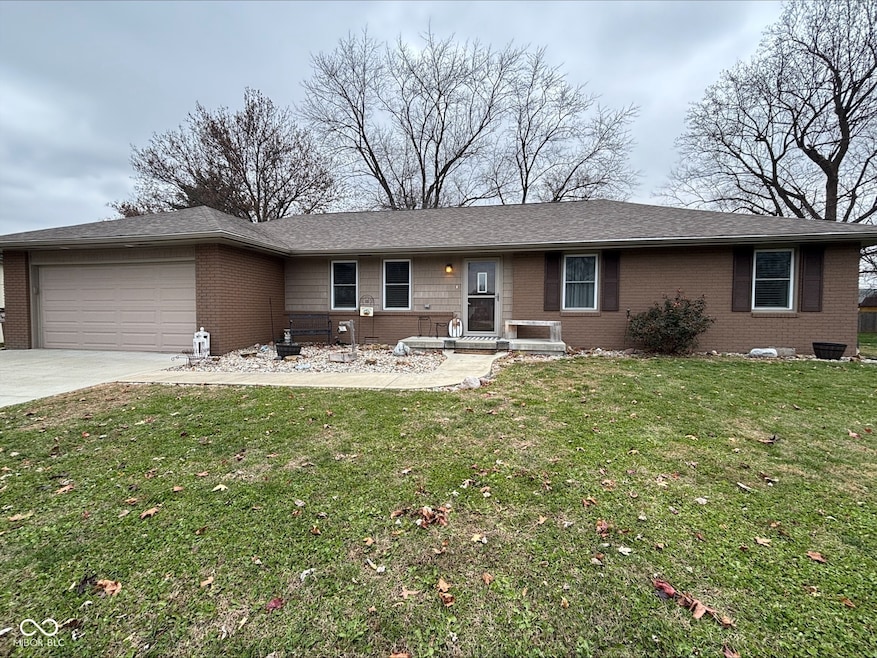 950 Cottonwood Dr, Columbus, IN 47203 - photo 1