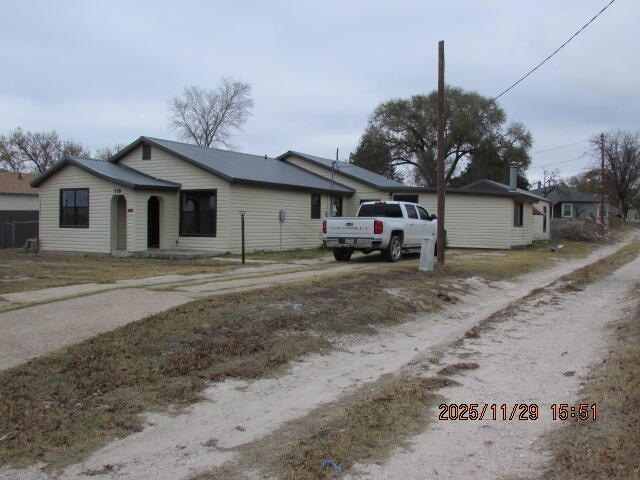 716 W E Ave, Muleshoe, TX 79347 - photo 1