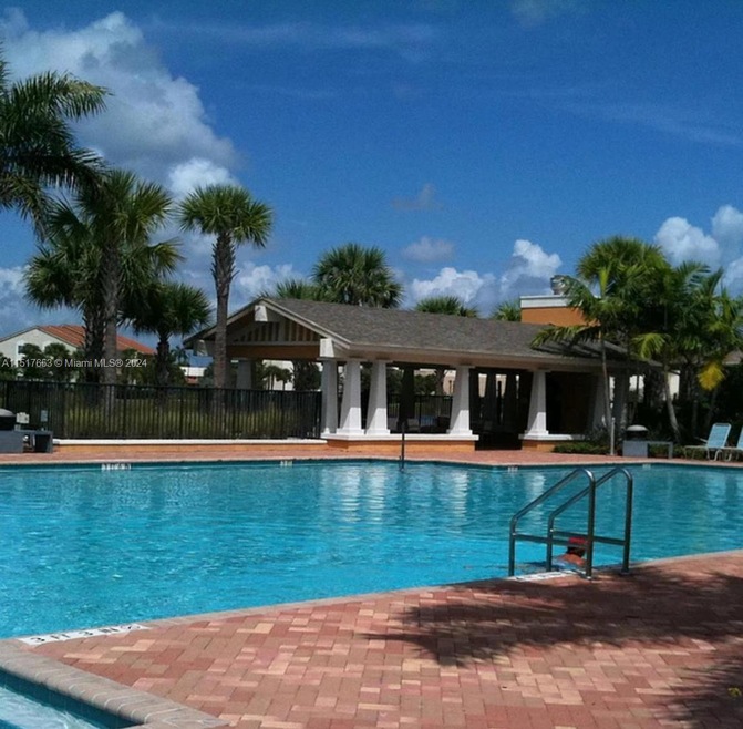 699 Corte Madera Ln unit 4, West Palm Beach, FL 33401 - photo 1