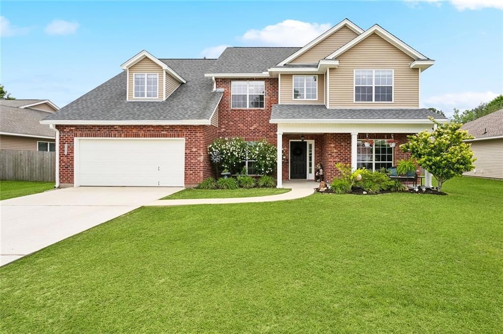 Front of home with expansive front yard