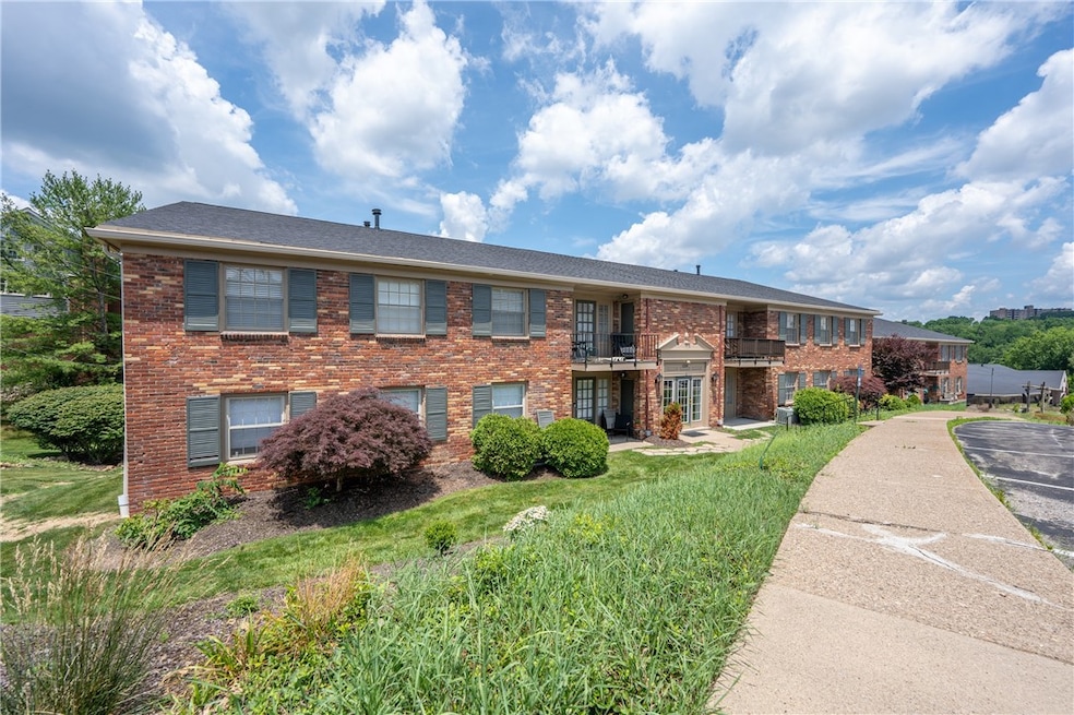 1230 Chatham Park Dr unit C, Pittsburgh, PA 15216 - photo 1
