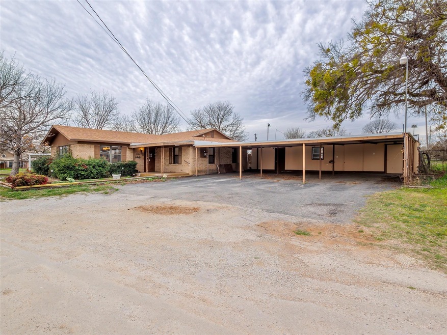 220 Avolyn Dr, Brownwood, TX 76801 - photo 1