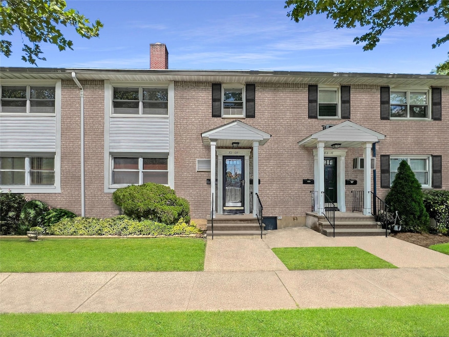 82-9 268th St unit B, New Hyde Park, NY 11040 - photo 1