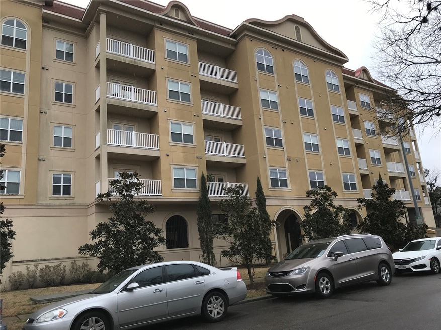 Beautiful stucco condominium. Excellent for conven