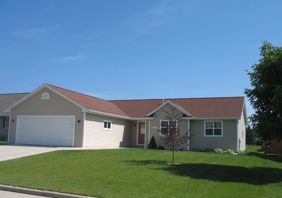 1309 E Ivy Ln, Manitowoc, WI 54220 - photo 1