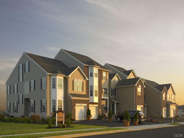 5364 Spring Ridge Dr E, Macungie, PA 18062 - photo 1