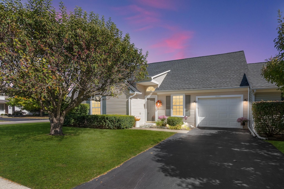 1023 Sandpiper Dr unit 15, Waterford, MI 48328 - photo 1