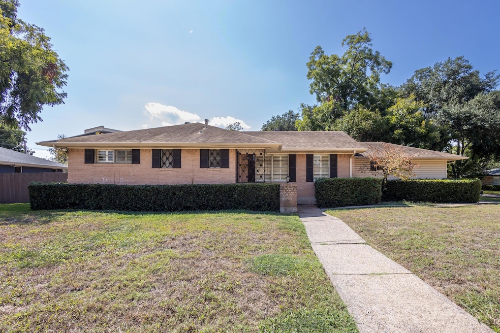 7106 Wake Forrest Dr, Dallas, TX 75214 - photo 1