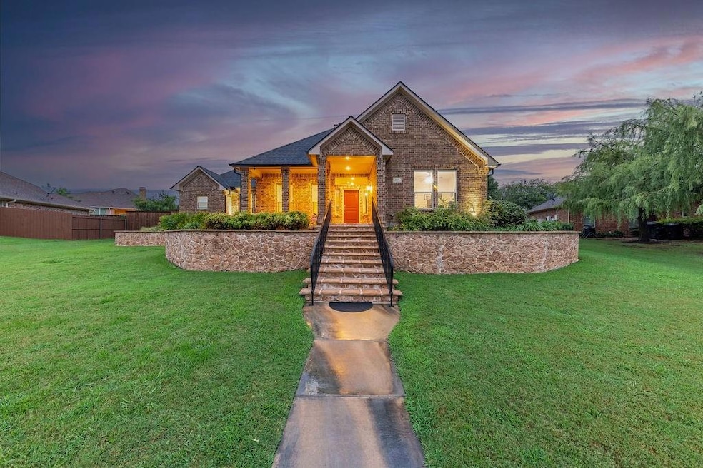 1104 Lakeway Dr, Ennis, TX 75119 - photo 1