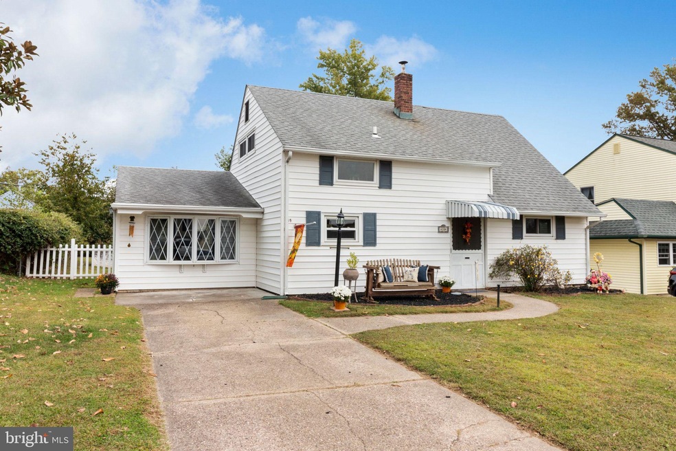 35 Holly Dr, Levittown, PA 19055 - photo 1