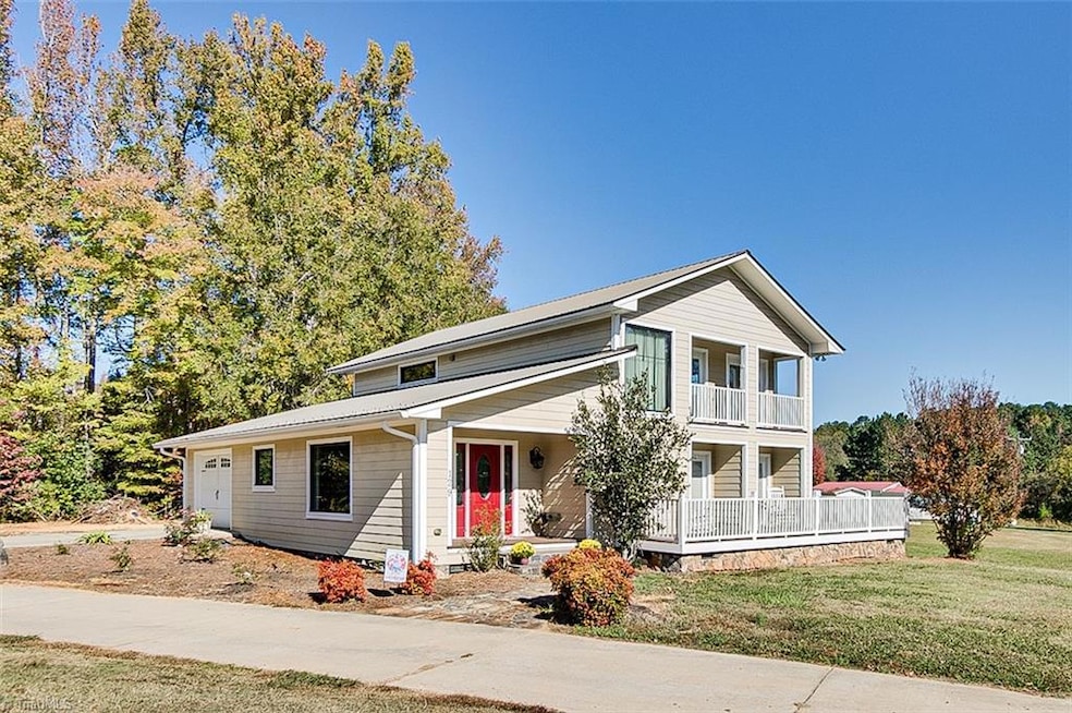 129 Garner St, Seagrove, NC 27341 - photo 1