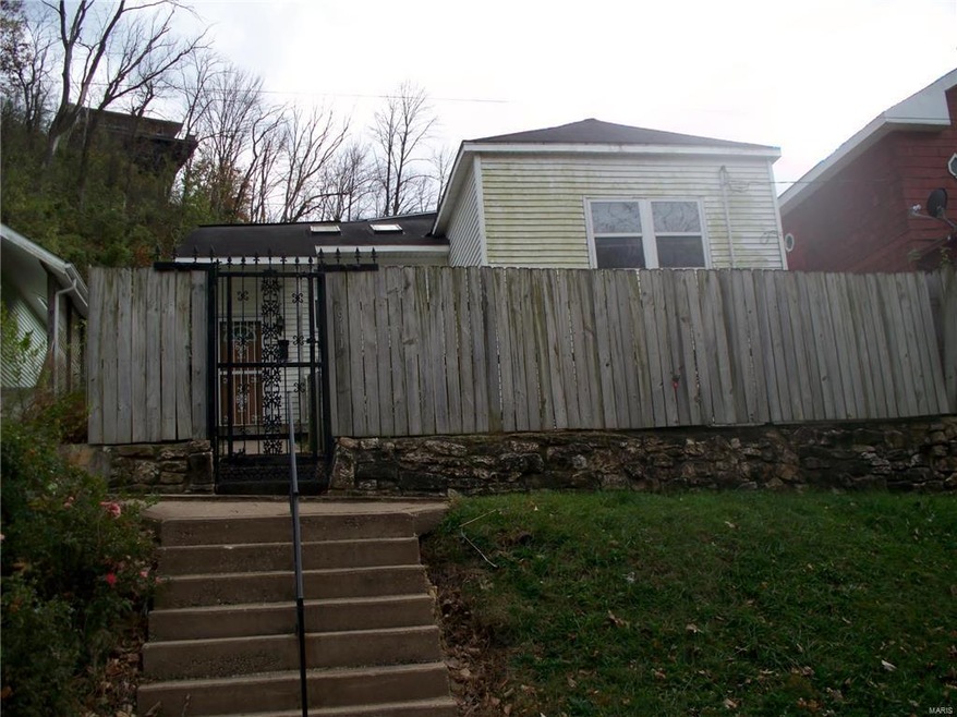 911 Bluff St, Hannibal, MO 63401 - photo 1