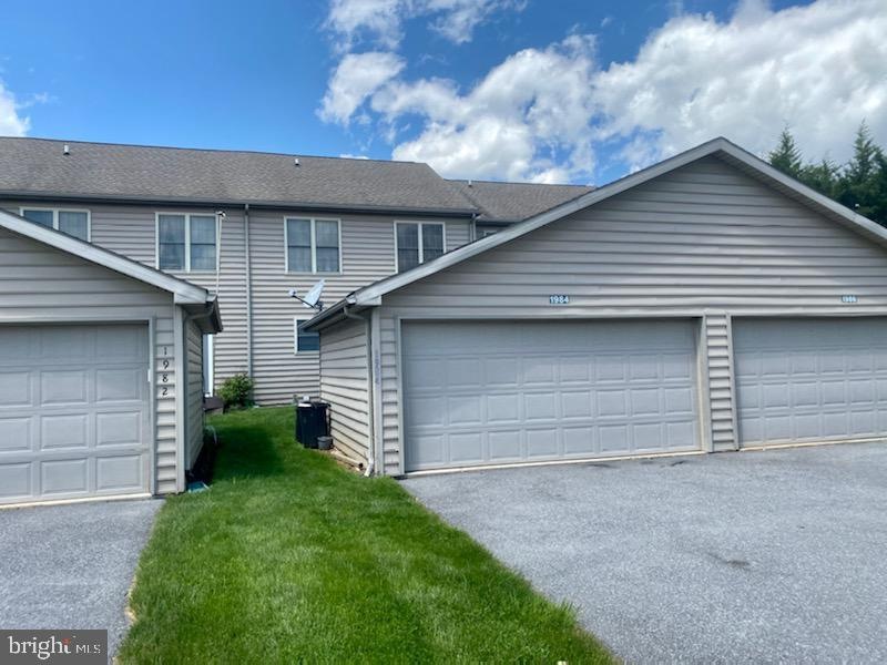 1984 Ashley Dr, Chambersburg, PA 17201 - photo 1